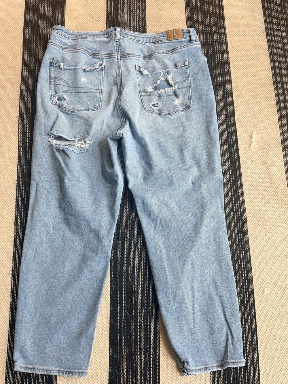 American Eagle Women's Light Blue Distressed Mom Jeans Size 18R - Picture 9 of 10